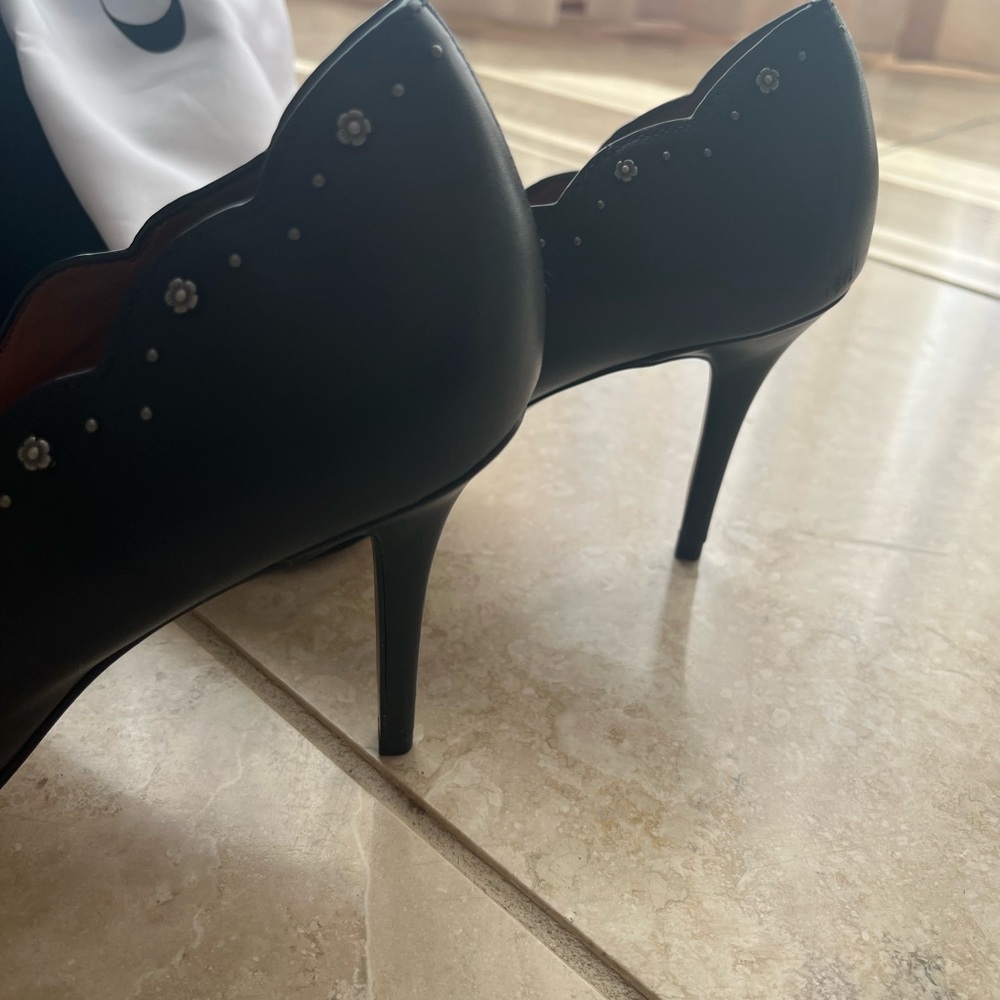 A beautiful black COACH shoe - Picture 4 of 11